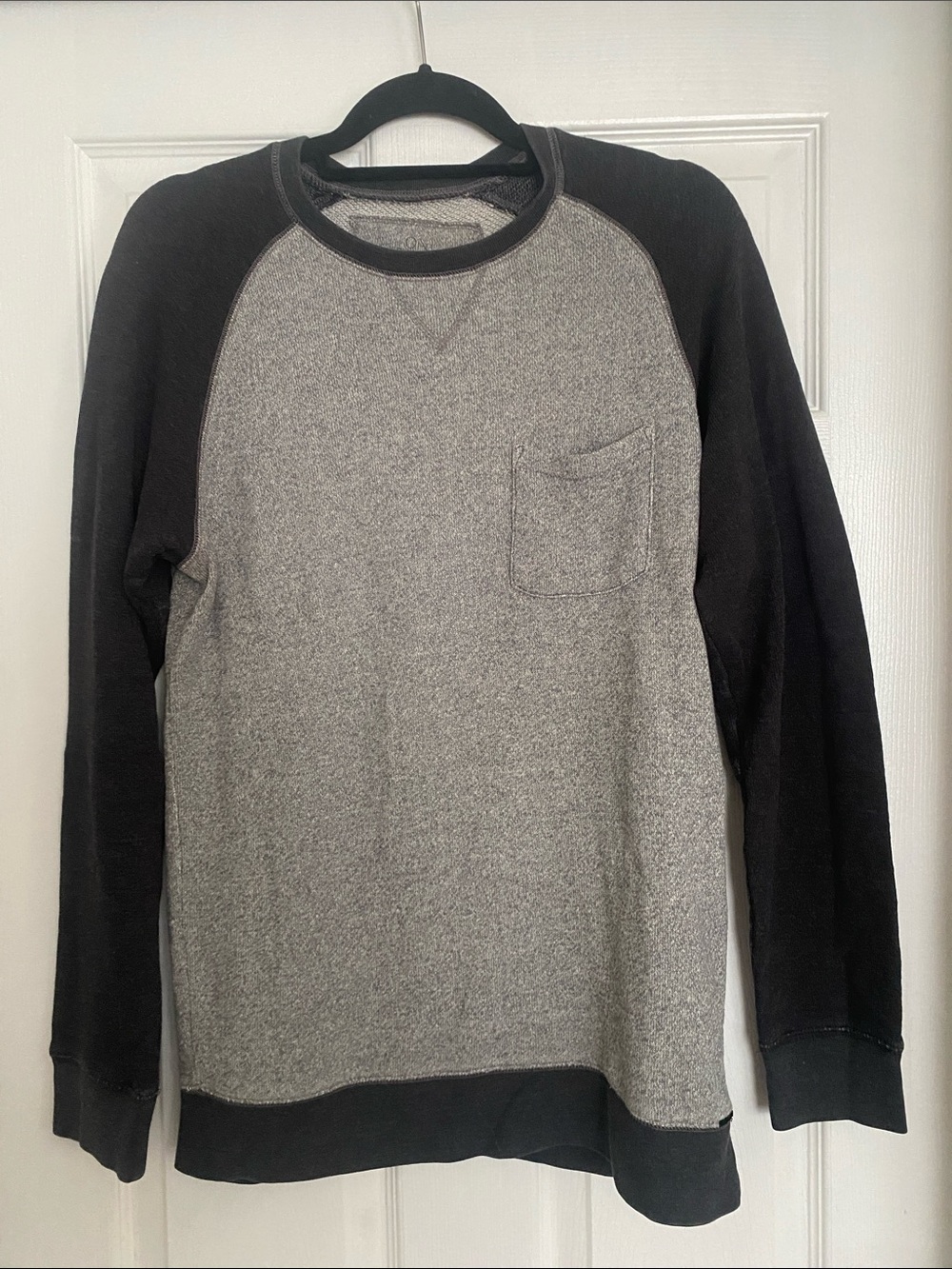 Men’s Medium Baseball T sweater